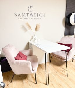 Beratungstisch von Samtweich Cosmetic – dein Kosmetikinstitut für Hautgesundheit in Landsberg am Lech