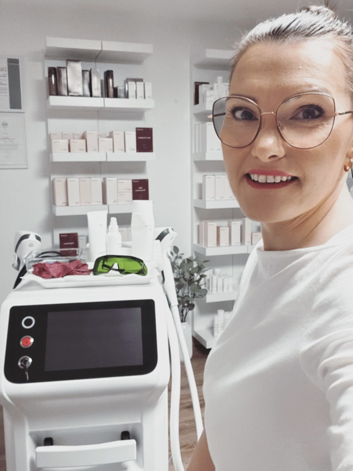 Dipl. Kosmetikerin Katja Täumel wie sie ein Handstück der dauerhaften Laser Haarentfernung verwendet im Kosmetikstudio Samtweich Cosmetic in Landsberg am Lech