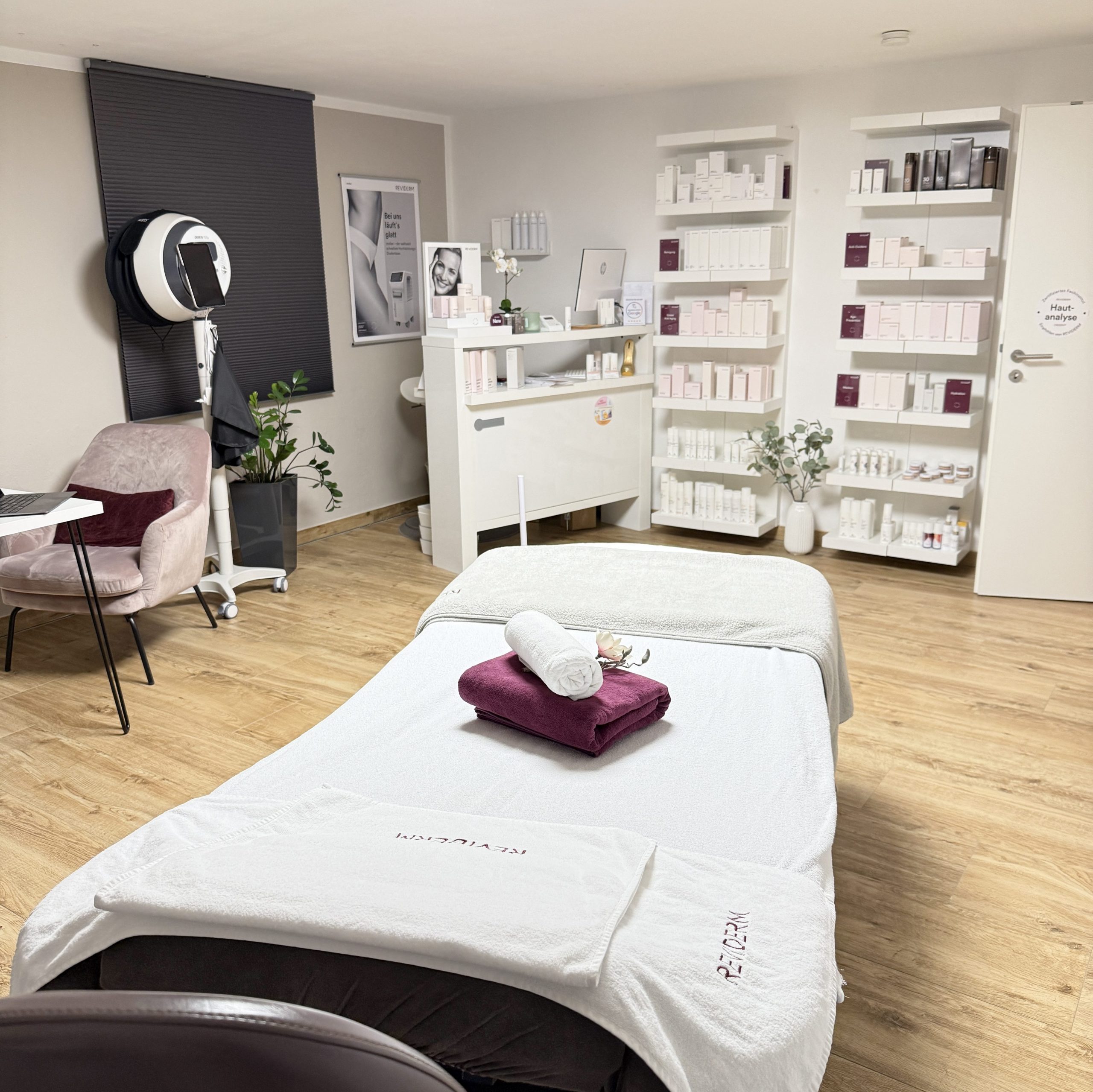 Behandlungsraum mit Behandlungsliege aus dem Kosmetikstudio Samtweich Cosmetic in Landsberg am Lech - dem Kosmetikstudio für Hautgesundheit und Anti Age