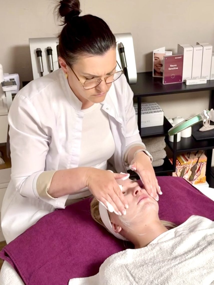 Katja Täumel, Dipl. Fachkosmetikerin bei Samtweich Cosmetic – dein Kosmetikinstitut für Hautgesundheit in Landsberg am Lech, führt eine professionelle Gesichtsbehandlung durch