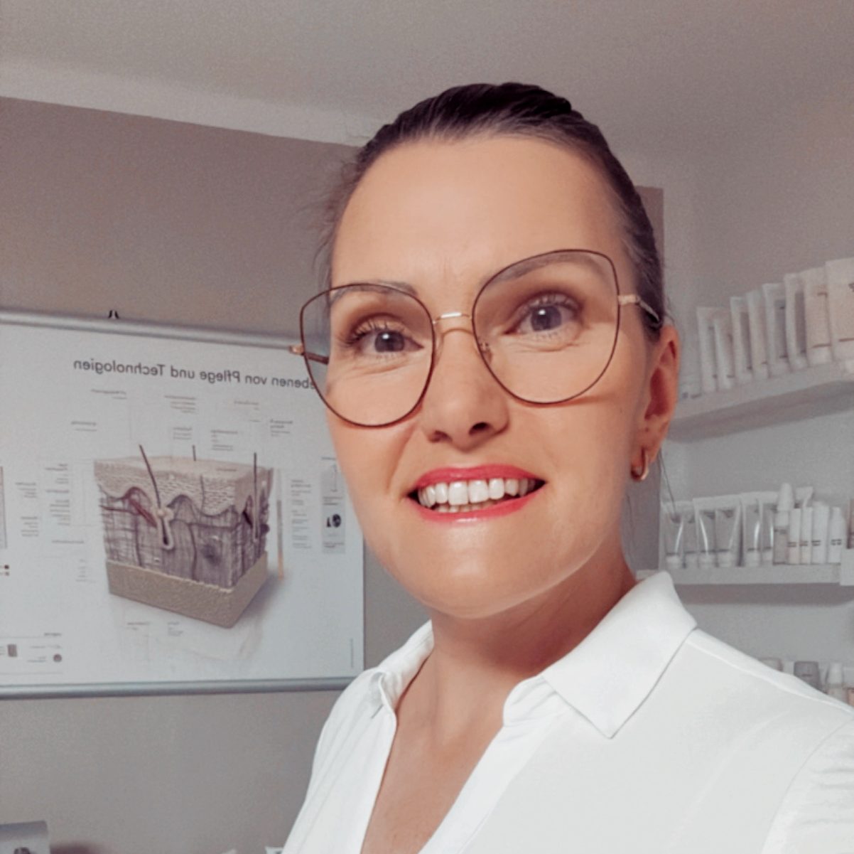 Katja Täumel – Dipl. Fachkosmetikerin und Inhaberin von Samtweich Cosmetic in Landsberg am Lech | Expertin für Hautgesundheit und Gesichtsbehandlungen