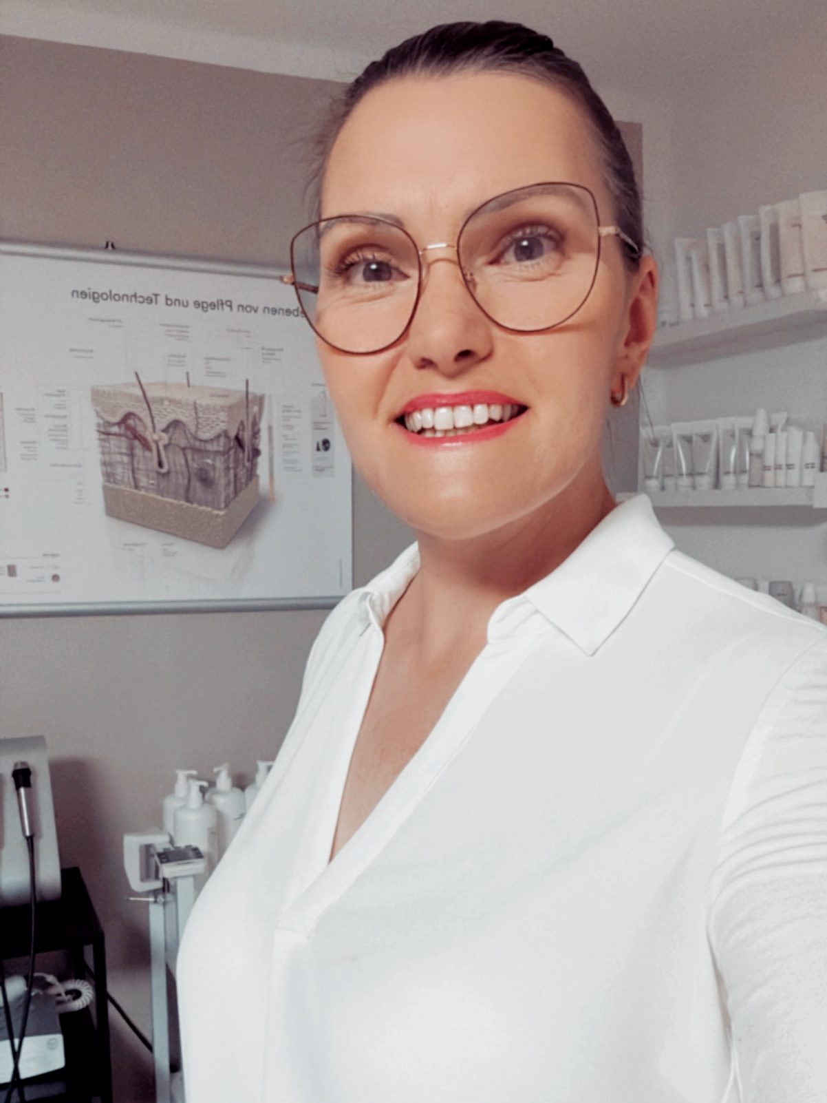 Katja Täumel, Dipl. Fachkosmetikerin bei Samtweich Cosmetic – dein Kosmetikinstitut für Hautgesundheit in Landsberg am Lech, führt eine professionelle Gesichtsbehandlung durch
