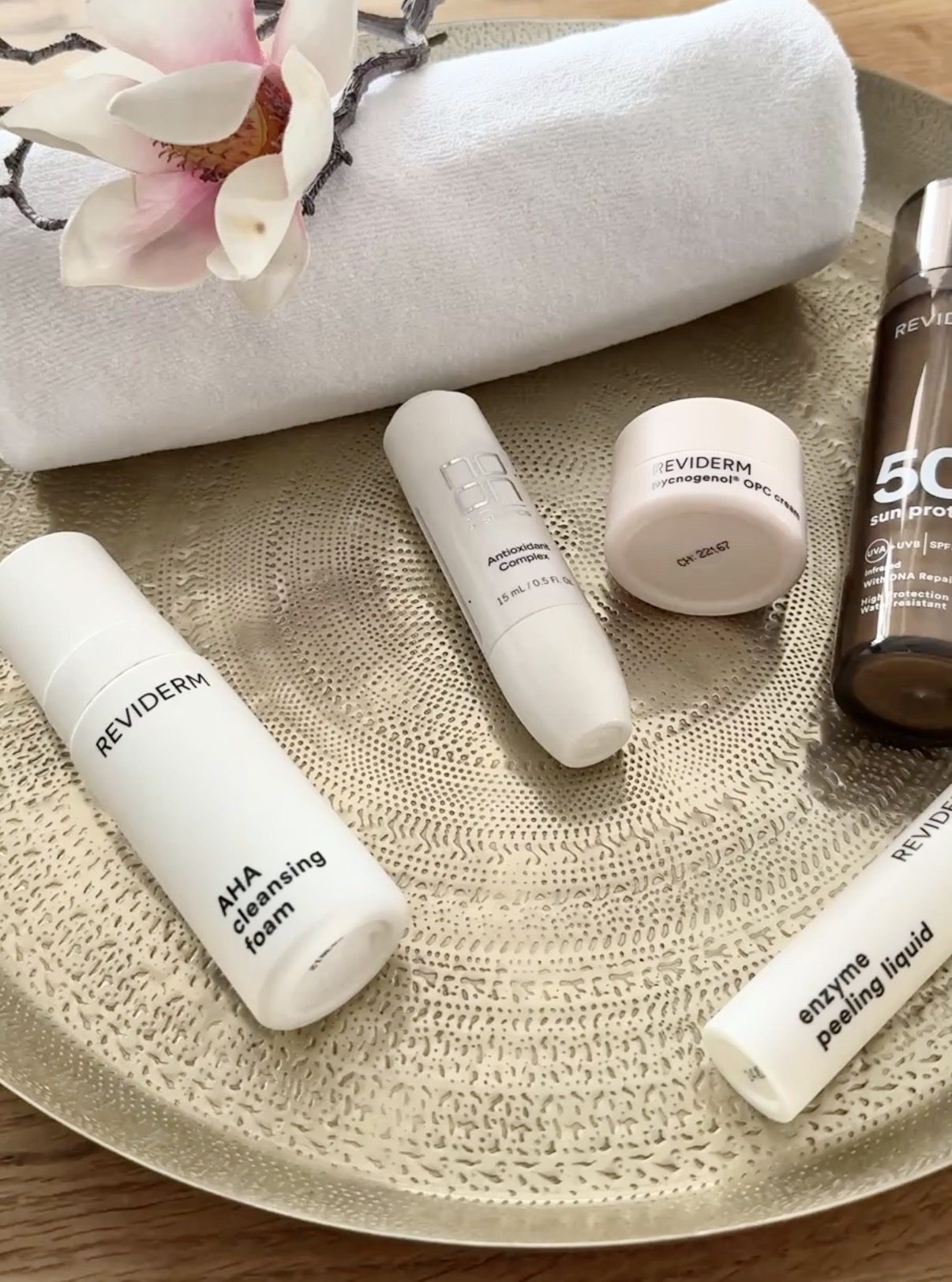 Produkte von Reviderm und Noon im Kosmetikstudio Samtweich Cosmetic in Landsberg am Lech