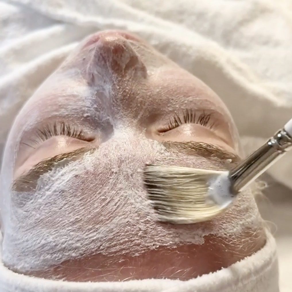 Maske wird bei Kundin aufgetragen - Samtweich Cosmetic in Landsberg am Lech
