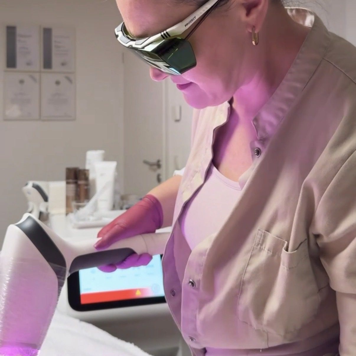 Katja Täumel, Dipl. Kosmetikerin in Ihrem Kosmetikstudio bei den einstellungen ihres Diodenlaser zur Laser Haarentfernung
